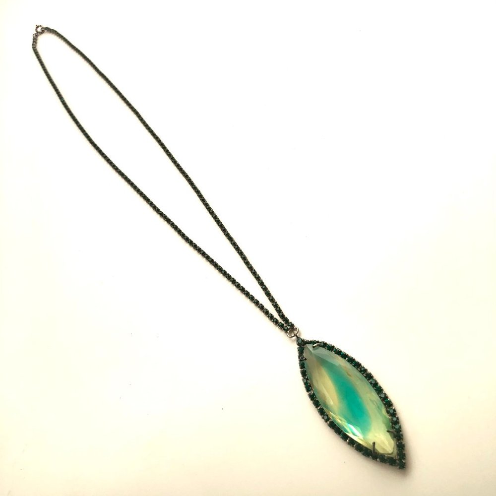 VINTAGE GREEN RHINESTONE PENDANT NECKLACE - Picture 4 of 5